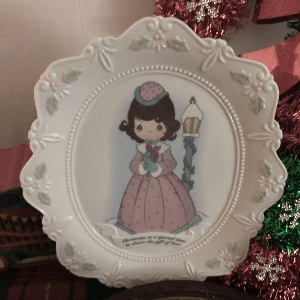 1995 Precious Moments Christmas Gift of Love Porcerlain  Red White Green Plate